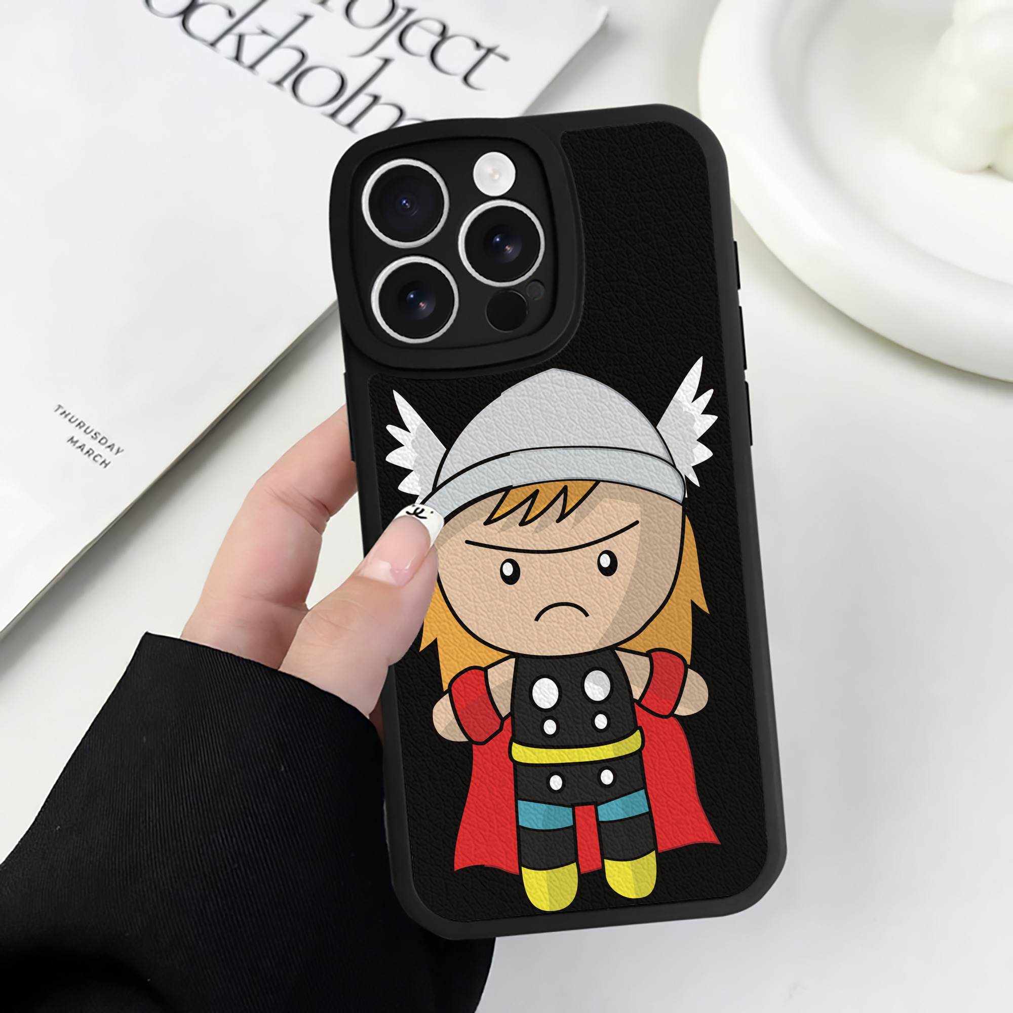 （画像用） アベンジャーズ The Avengers 【iPhone 16シリーズ対応】シリコンスマホケース（レザー調） 材質：シリコン
